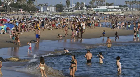 Onda de calor em Portugal leva milhares à praia esta semana. As imagens