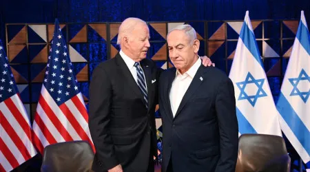 Biden passa "tocha" na Casa Branca, Netanyahu apela à união no Capitólio