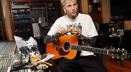 Machine Gun Kelly revela que está sóbrio há um ano após reabilitação