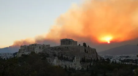 Bombeiros conseguiram controlar incêndio à volta de Atenas