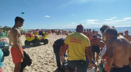 Idoso auxiliado após sentir-se mal no mar em praia da Manta Rota