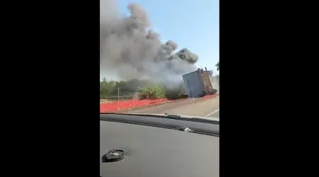 Camião carregado de tomates despista-se e incendeia-se em Coruche. Veja