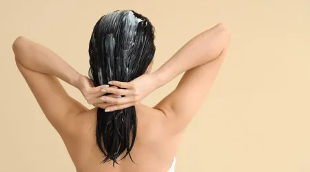 Junte alecrim e azeite para fazer uma máscara que deixa o cabelo saudável