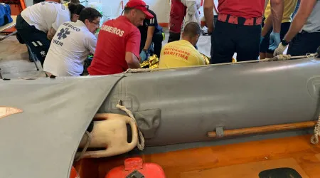 Homem resgatado após cair nas rochas junto a falésia na praia da Nazaré