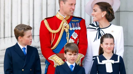 Príncipe George teve primeira aula de aviação. Kate e William assistiram