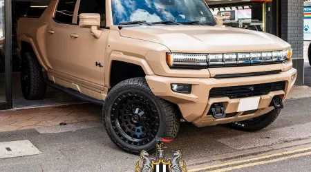 Primeiro Hummer elétrico no Reino Unido vai para jogador do Newcastle