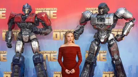 Scarlett Johansson deslumbra em estreia de 'Transformers: O Início'