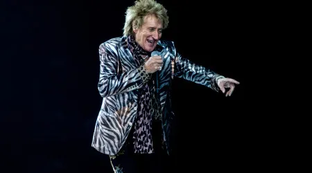 Fãs deliram com filha de Rod Stewart a cantar em concerto com o pai
