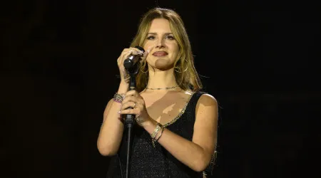 Lana Del Rey faz homenagem ao marido... em par de calças de ganga