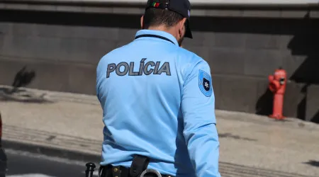 PSP a caminho do trabalho 'trava' roubo de telemóvel. Suspeito detido
