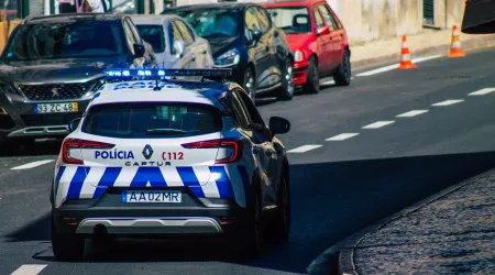 Apanhada em flagrante a furtar mala de carro em Cascais