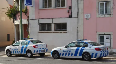 Polícia agredido enquanto socorre vítima de violência doméstica na Nazaré