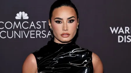 Demi Lovato exibe curvas em evento sobre a saúde mental