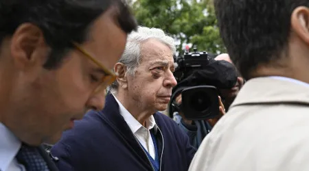 Carro funerário e olho negro. As fotos da chegada de Salgado a tribunal