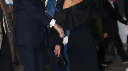 O vestido preto (nada básico) de Letizia ideal para eventos no outono