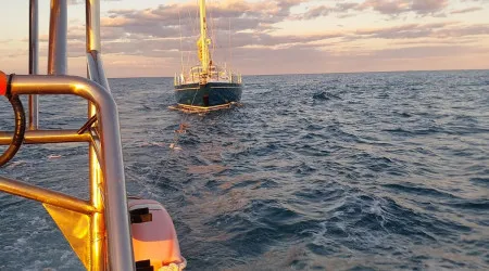 Veleiro alemão auxiliado após ficar preso em artes de pesca na Culatra