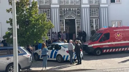 Suspeito de agressões na Câmara de Torres detido para avaliação médica