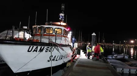 Idoso com leucemia resgatado ao sentir-se mal em navio perto de Peniche