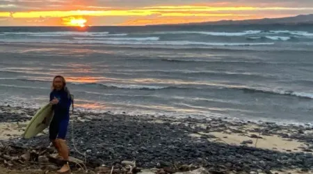 Surfista atacado por tubarão no Havai nada até à costa. "Extraordinário"