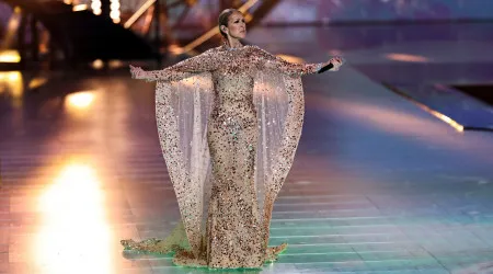 Cheia de brilho, Céline Dion canta em desfile de moda de Elie Saab