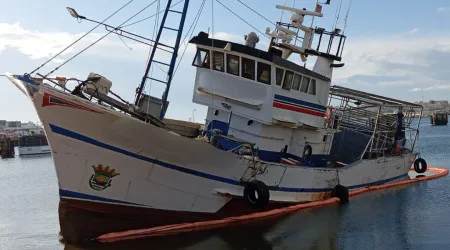 Embarcação de pesca encalha em rampa de doca em Lagoa