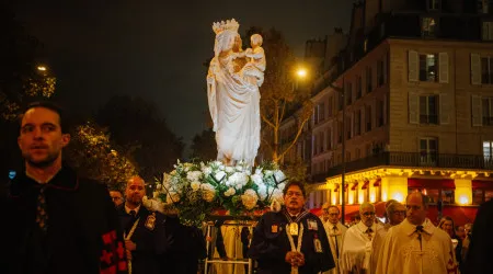 Estátua da Virgem Maria regressa a Notre-Dame após resistir a incêndio