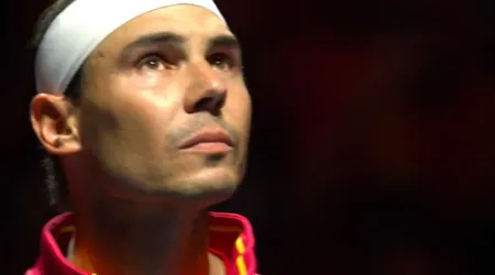 Nadal ouve o hino na última prova da carreira e mal contém as lágrimas