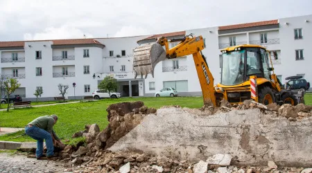 Demolição de muro do século XVIII no centro de Évora participada à PSP