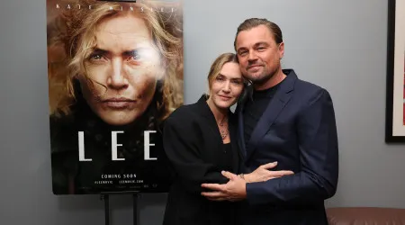 O beijo de amigos na reunião de Leonardo DiCaprio e Kate Winslet