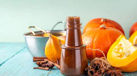 Receita de xarope de 'pumpkin spice' para adicionar ao café (e não só) 