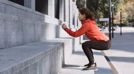 Agachamentos e flexões. O treino que tonifica a zona abdominal