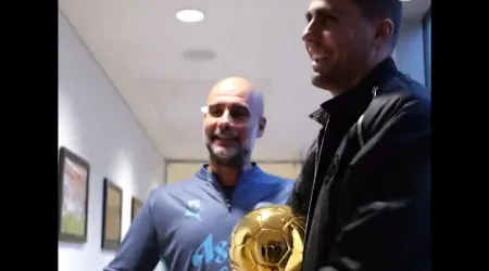 Guardiola empurra (literalmente) Rodri para discursar no regresso ao City