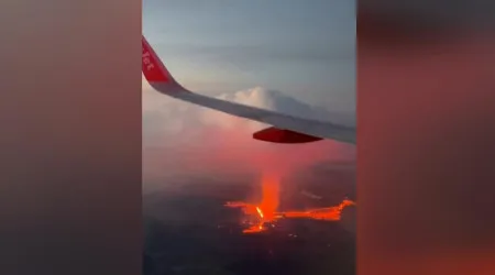 Passageiros de avião filmam vulcão em erupção na Islândia. Veja o vídeo