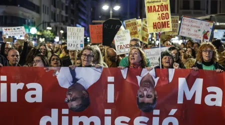 Milhares saem à rua devido ao fecho de escolas em Valência após a DANA