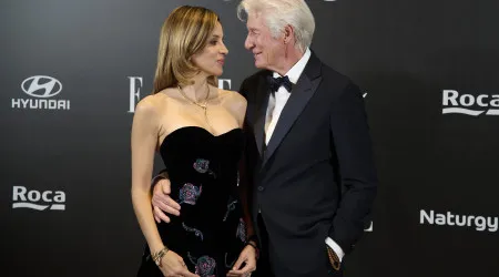 Richard Gere protagoniza carinhoso momento com a mulher em evento