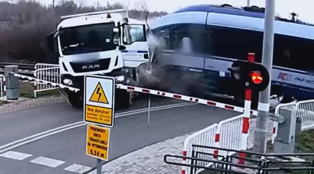 Comboio destrói camião em passagem de nível na Polónia. Veja o vídeo