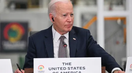 Cansado? Joe Biden terá adormecido durante ato público em Angola