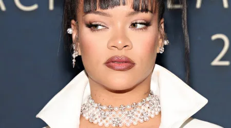 Completamente rasgado! Rihanna usa look irreverente