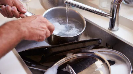 Três razões para nunca mais despejar água fria numa panela a ferver