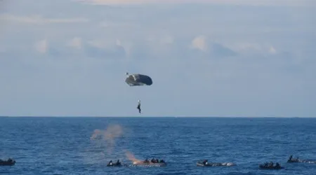 Marinha lançou militares para o mar com paraquedas manuais pela 1.ª vez