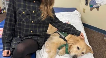 Autógrafos, beijinhos e abraços. Taylor Swift visita hospital pediátrico