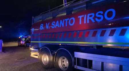 Fogo em quadro elétrico de lar obriga a levar dois idosos para hospital
