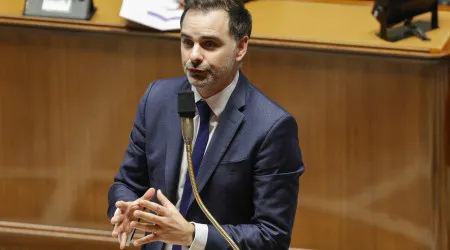 Assembleia francesa adota "lei especial" para evitar paralisia do Estado