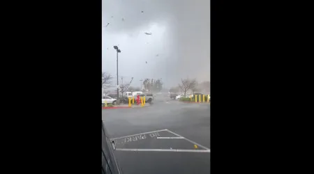 Tornado atinge parque de estacionamento nos EUA e faz 4 feridos. Veja