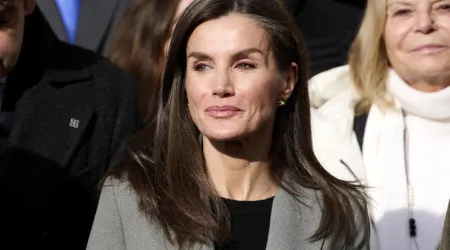 Rainha Letizia recupera visual e homenageia fundador da Mango