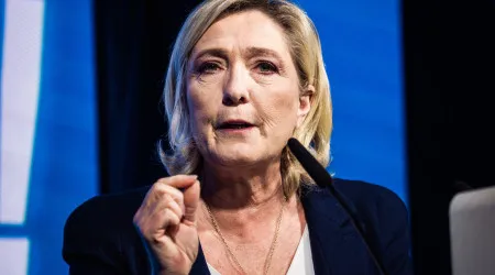 Le Pen afirma que Macron está "acabado" e prepara-se para eleições