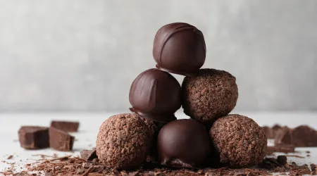 Se gosta de oferecer chocolates, pode fazer estas trufas caseiras