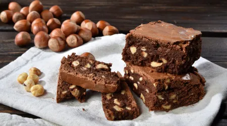 Surpreenda a família com este apetitoso bolo de chocolate com avelãs