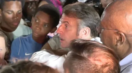 Macron vaiado em Mayotte. "Não tive nada a ver com o ciclone"