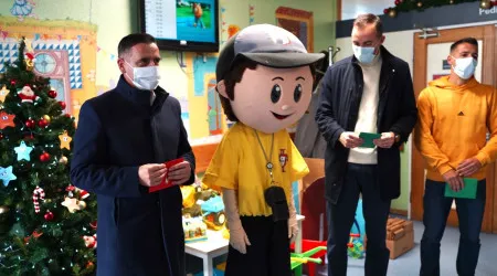 Árbitros realizaram visita de Natal à pediatria do IPO do Porto